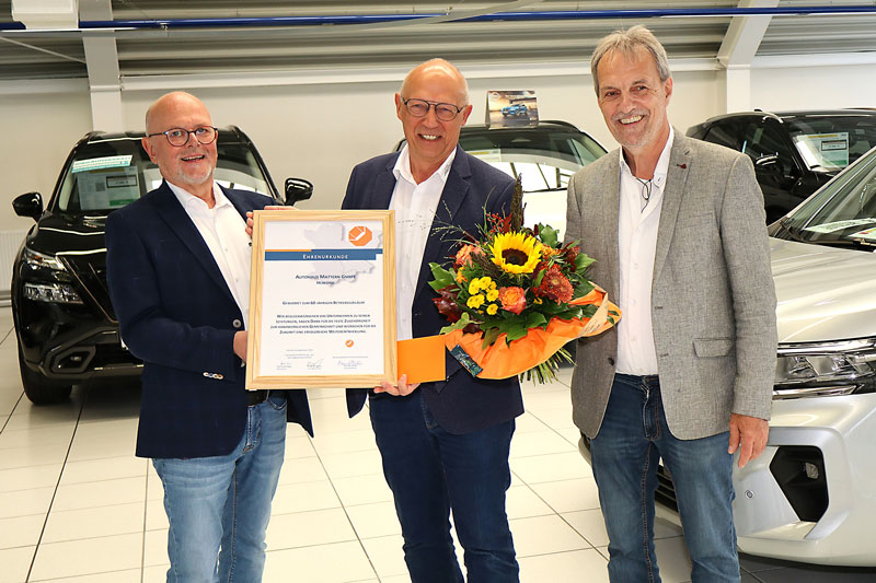 Jürgen Mattern (Mitte) erhielt die Ehrenurkunde zum Jubiläum von Obermeister Ralf Rosenhäger und dessen Stellvertreter Ulrich Borgards im Herforder Stammhaus der Mattern-Gruppe. Foto: Christian Weber 