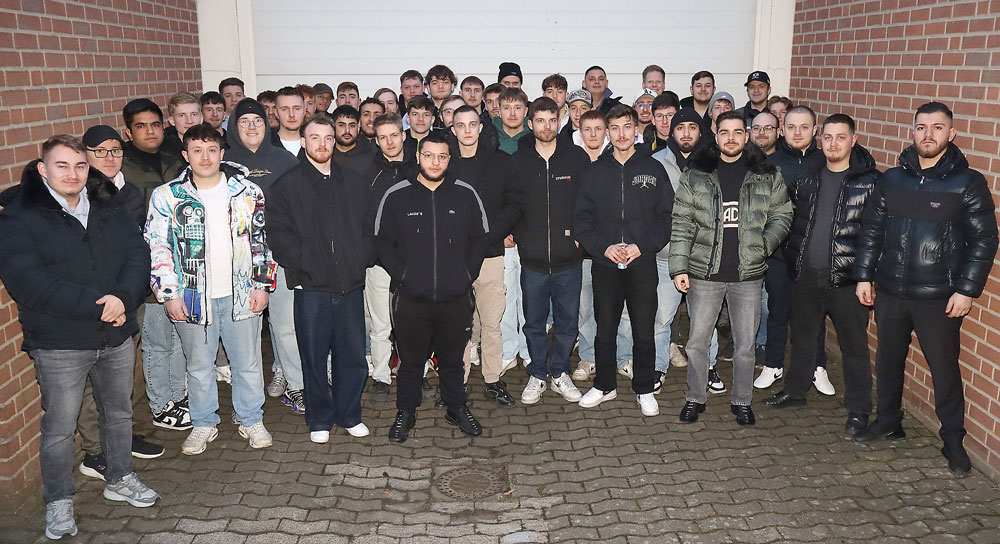 Diese neuen Kfz-Mechatroniker haben ihre Gesellenprüfungen im Bildungszentrum Metall in Kirchlengern bestanden und erhielten die entsprechenden Bescheinigungen. Foto: Christian Weber